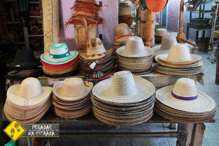 Chapéus à venda no Mercado Municipal de Januária. Foto: CFR / Blog Pegadas na Estrada