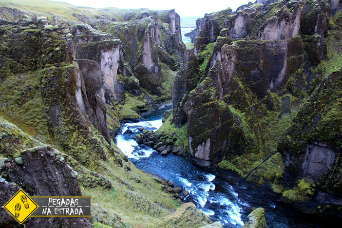 Cânion Fjaðrárgljúfur, Islândia. Foto: CFR / Blog Pegadas na Estrada