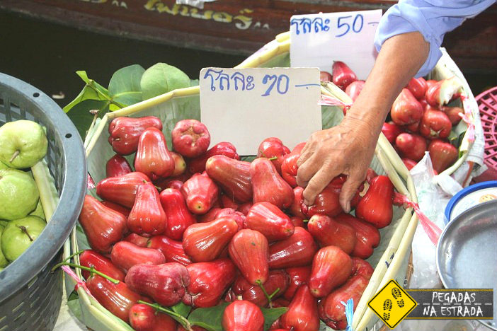 Frutas frescas vendidas no mercado flutuante em Bangkok. Foto: CFR / Blog Pegadas na Estrada